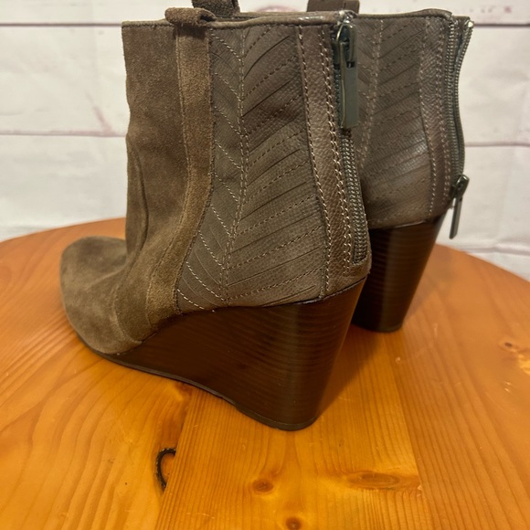 Dolce Vita Sz 8.5 Ankle Boots Wedge Bootie Tan Taupe Brown Suede High Heel boho - Picture 2 of 8